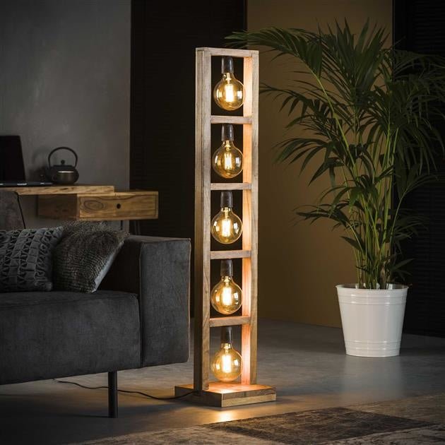 Lampada da terra Ethan DH Interior Acacia LxPxH 136x30x30 Legno di acacia Foto atmosferica vista frontale diagonale