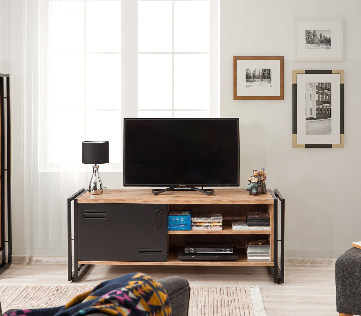 Mobile TV Cosmo in legno di pino atlantico melaminico nero 130x50x45 cm