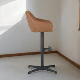 Sgabello da bar Venom in ecopelle color cognac - Sedia da bar girevole regolabile con braccioli