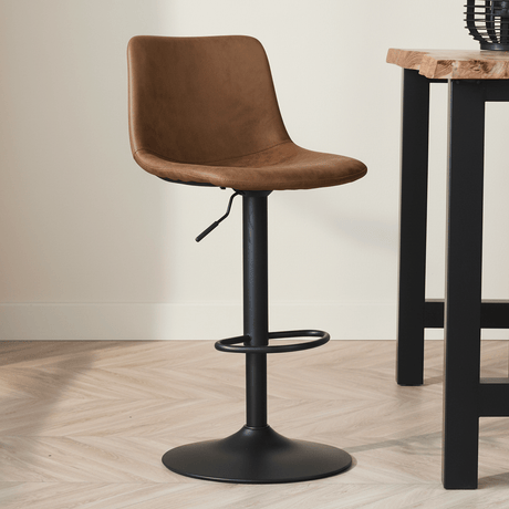 Sgabello da bar girevole industriale Boran Cognac - Regolabile - Senza braccioli Foto suggestiva in interni moderni