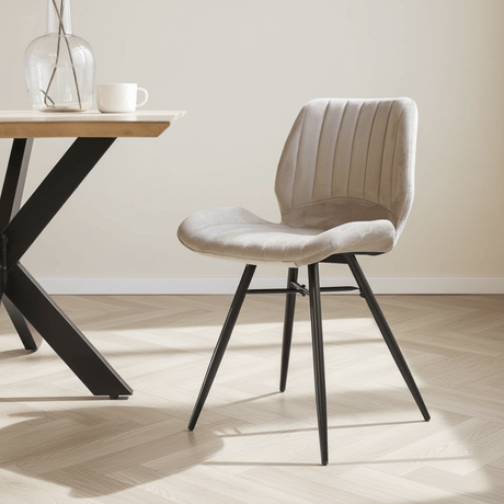 Sedia da sala da pranzo Beau in tessuto di velluto beige - senza braccioli, foto suggestiva in un interno moderno