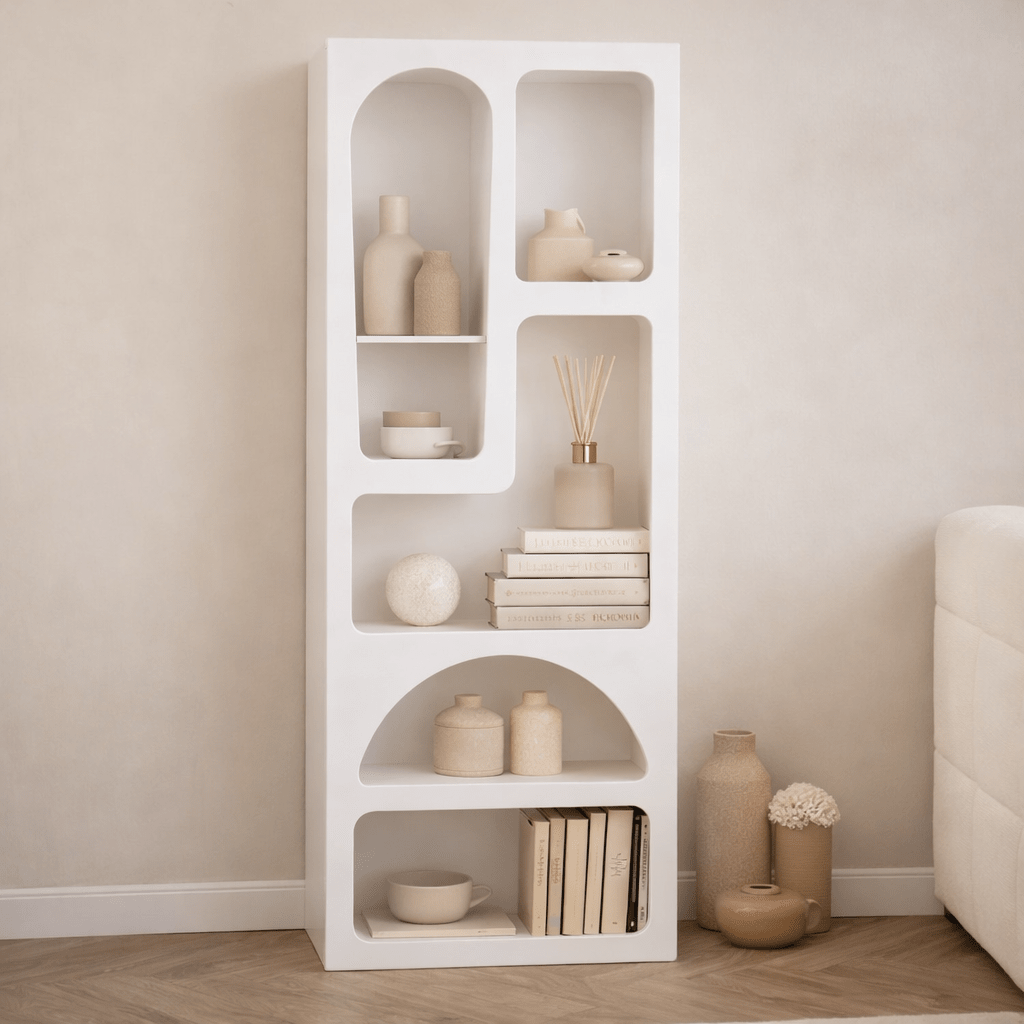 Libreria dalle forme organiche in nobilitato bianco Nolen 60x150x32 cm