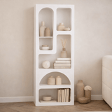 Libreria dalle forme organiche in nobilitato bianco Nolen 60x150x32 cm