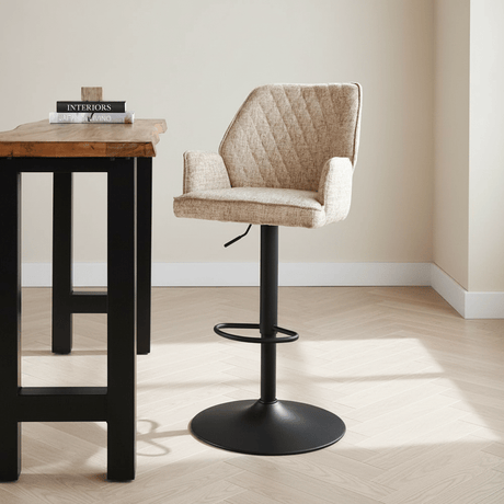 Sgabello da bar girevole in tessuto ciniglia Novan beige - regolabile - con braccioli, foto suggestiva in un interno moderno