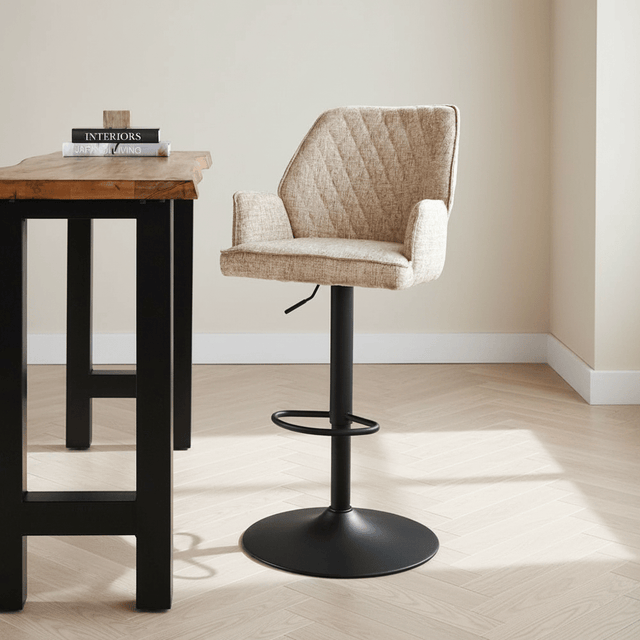 Sgabello da bar girevole in tessuto ciniglia Novan beige - regolabile - con braccioli, foto suggestiva in un interno moderno