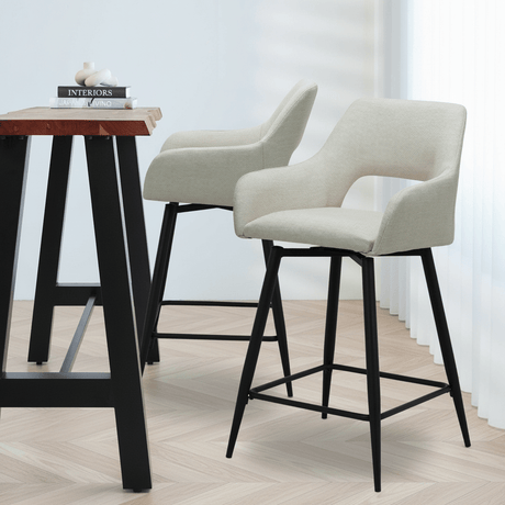 Draaibare Barkruk Beige Stof Skye - Zithoogte 67 cm - Met Armleuningen sfeerfoto in modern interieur