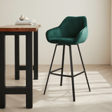 Sgabello da bar girevole Elise in velluto verde - Con braccioli - Altezza seduta 79 cm Foto suggestiva in interni moderni