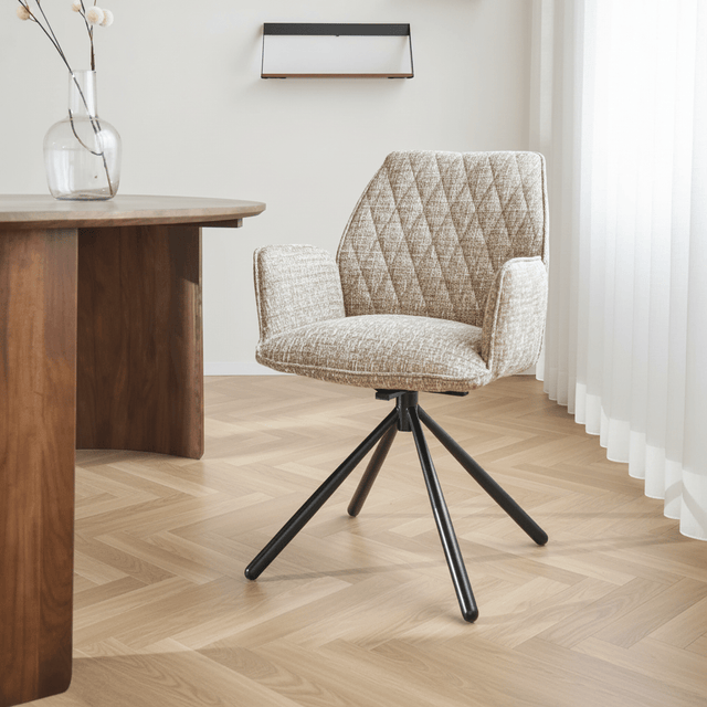 Sedia girevole per sala da pranzo Beige Novan Chenille – Foto d'atmosfera ruotabile di 180° in un interno moderno