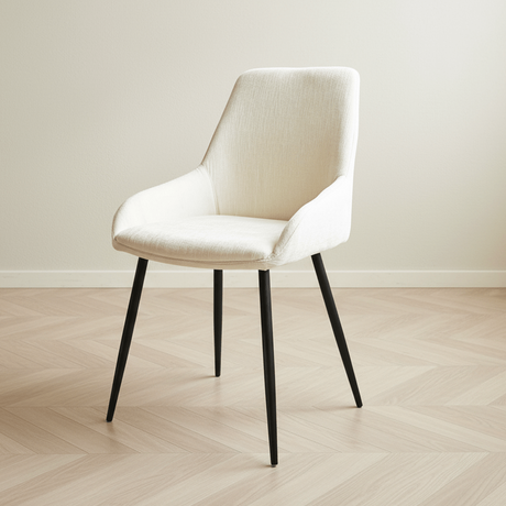 Sedia per sala da pranzo in tessuto color crema in interni moderni