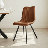 Sedia da pranzo cognac in un interno moderno