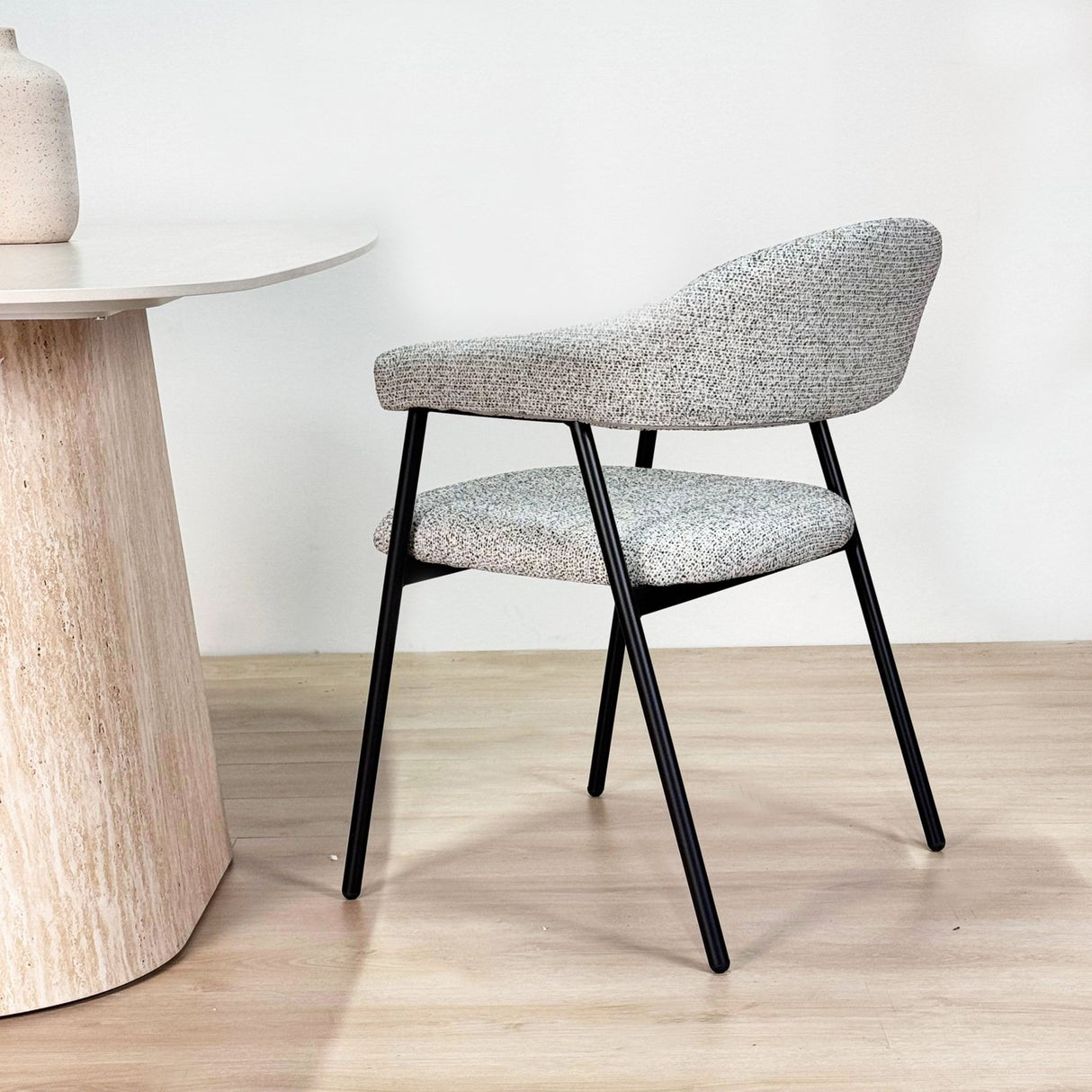 Meubelsets - Complete Meubelset: Lea Eettafel Sintered Stone Marmerlook Travertine - Eiken Frame + 4x Lisa Eetkamerstoelen Bouclé Grijs - Dimehouse