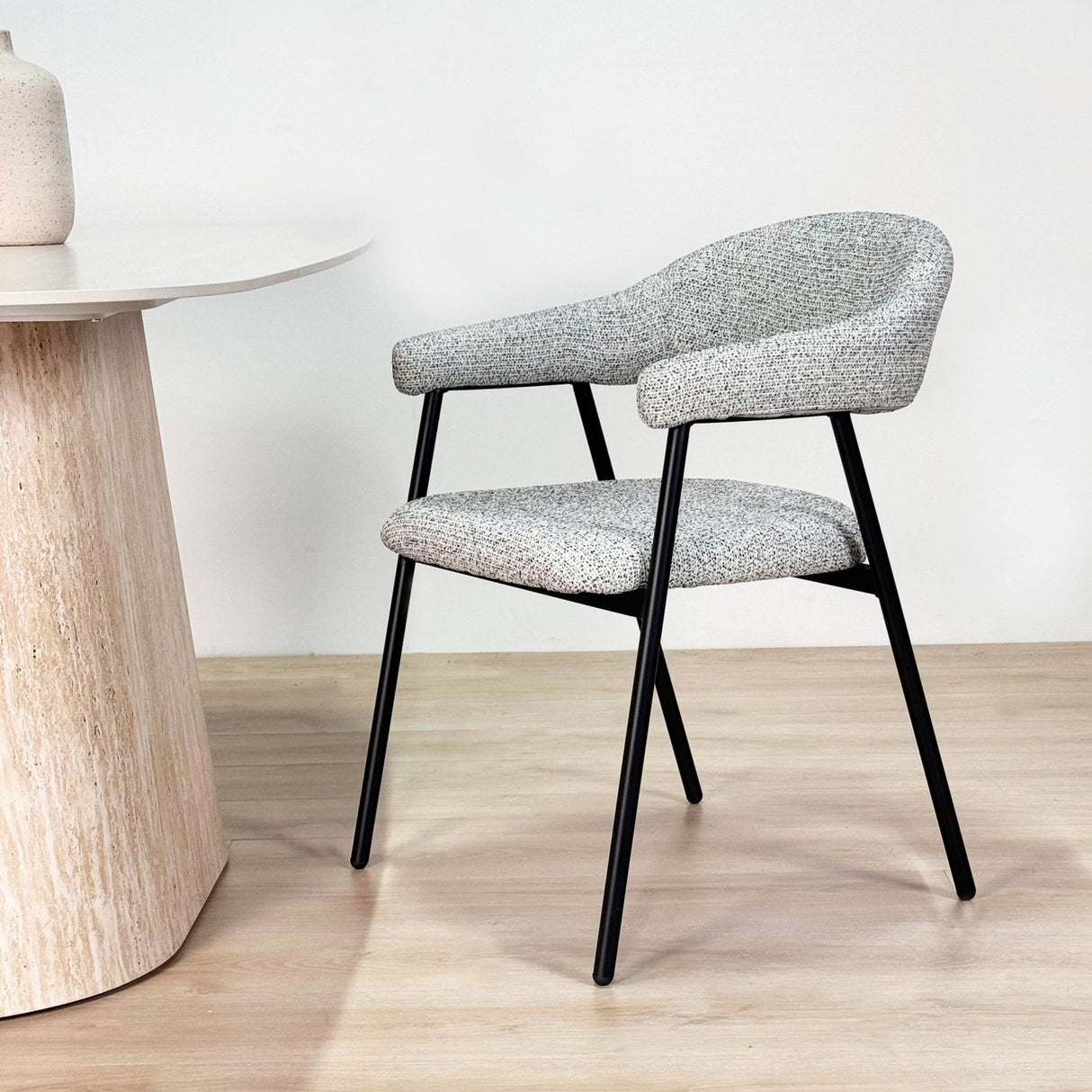 Meubelsets - Complete Meubelset: Lea Eettafel Sintered Stone Marmerlook Travertine - Eiken Frame + 4x Lisa Eetkamerstoelen Bouclé Grijs - Dimehouse