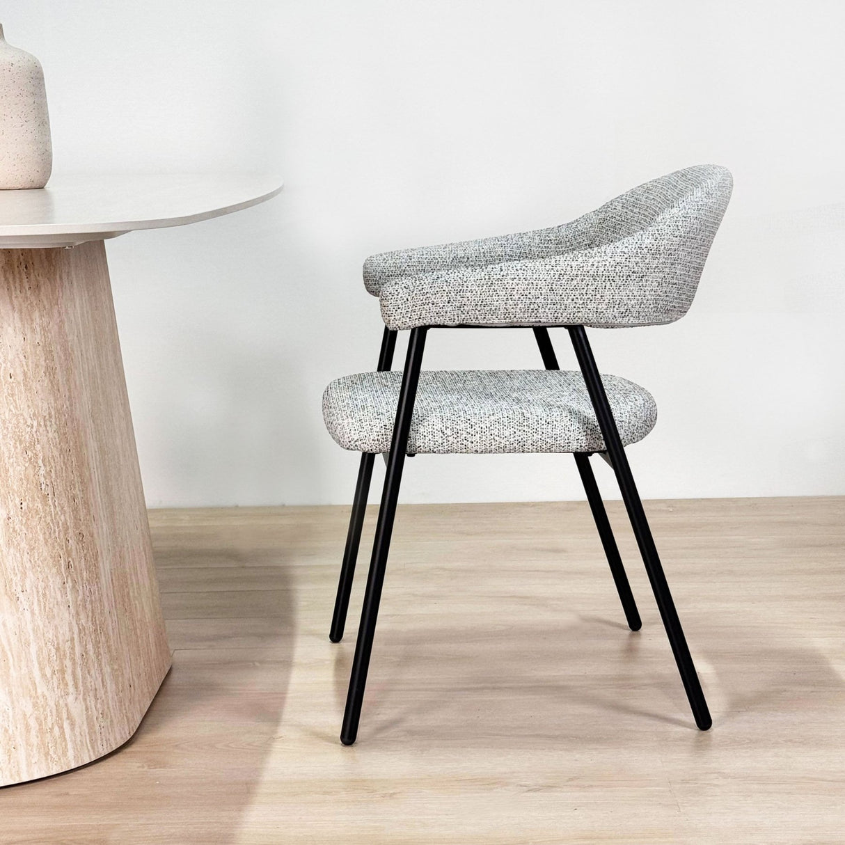 Meubelsets - Complete Meubelset: Lea Eettafel Sintered Stone Marmerlook Travertine - Eiken Frame + 4x Lisa Eetkamerstoelen Bouclé Grijs - Dimehouse