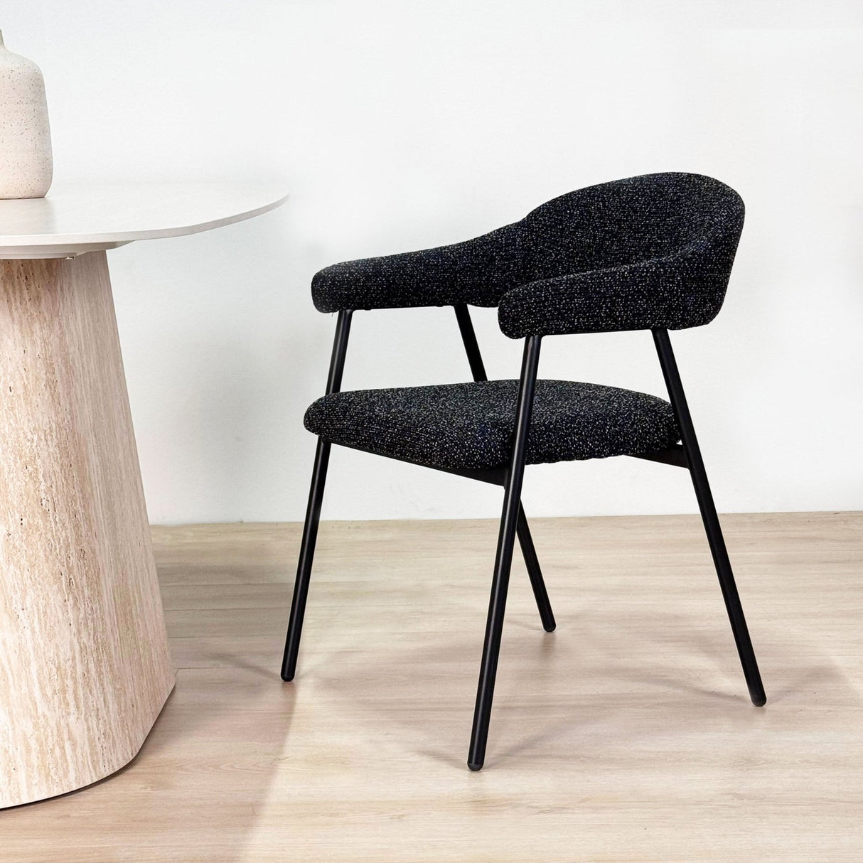 Meubelsets - Complete Meubelset: Lea Eettafel Sintered Stone Marmerlook Travertine - Walnoot Frame + 4x Lisa Eetkamerstoelen Bouclé Zwart - Dimehouse