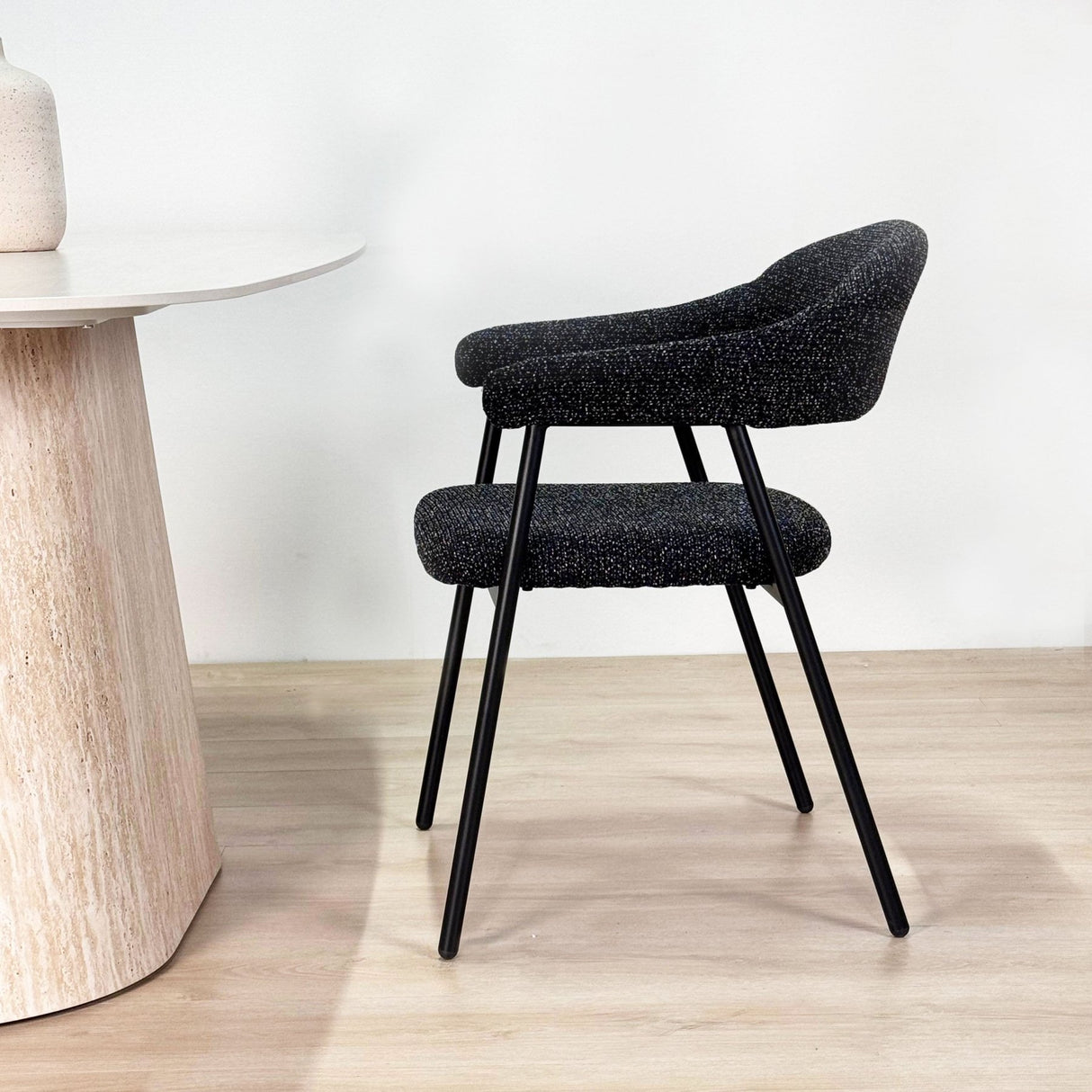 Meubelsets - Complete Meubelset: Lea Eettafel Sintered Stone Marmerlook Travertine - Eiken Frame + 4x Lisa Eetkamerstoelen Bouclé Zwart - Dimehouse