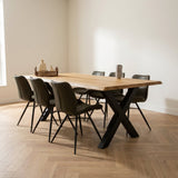 Tavolo da pranzo Revi Legno di quercia - Forma di tronco d'albero - Foto suggestiva con gamba a X nera in un interno moderno