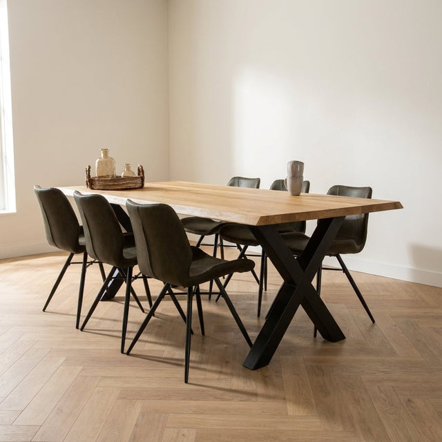 Tavolo da pranzo Revi Legno di quercia - Forma di tronco d'albero - Foto suggestiva con gamba a X nera in un interno moderno