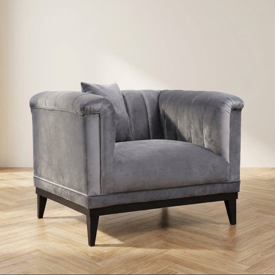 Poltrona trendy grigio scuro, foto suggestiva in un interno moderno