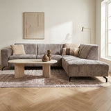 Divano angolare con chaise longue in tessuto ciniglia color talpa Manon: foto d'atmosfera giusta in un interno moderno