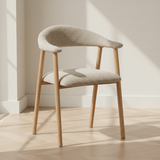 Sedia da sala da pranzo Japandi color sabbia Bouclé Suki - struttura effetto rovere - con braccioli