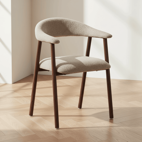 Sedia da sala da pranzo Japandi color sabbia Bouclé Suki - struttura in noce - con braccioli