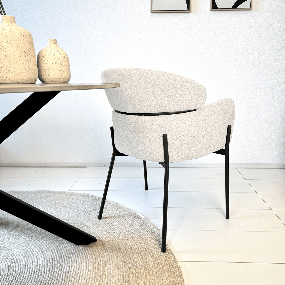 Eetkamerstoelen - Eetkamerstoel Lola Bouclé stof Crème wit met ronde rug en arm - Dimehouse