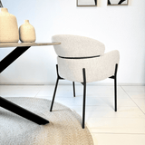 Eetkamerstoelen - Eetkamerstoel Lola Bouclé stof Crème wit met ronde rug en arm - Dimehouse