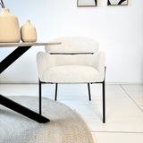 Eetkamerstoelen - Eetkamerstoel Lola Bouclé stof Crème wit met ronde rug en arm - Dimehouse