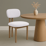 Eetkamerstoelen - Japandi Eetkamerstoel Miyo Bouclé Beige - Eikenlook Frame - Dimehouse