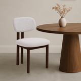 Eetkamerstoelen - Japandi Eetkamerstoel Miyo Bouclé Beige - Walnootlook Frame - Dimehouse