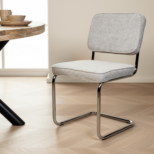 Sedia da sala da pranzo moderna in tessuto bouclé color sabbia Sway - struttura cromata - senza braccioli in un arredamento moderno