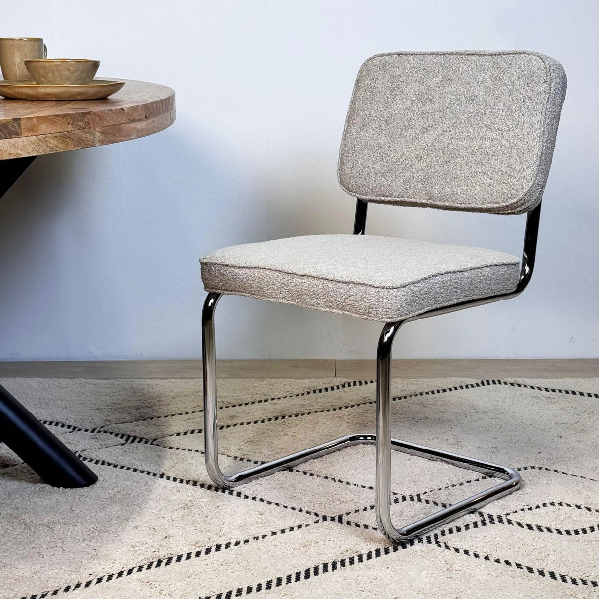 Eetkamerstoelen - Moderne Eetkamerstoel Zandkleur Bouclé Stof Sway - Chrome Frame - Zonder Armleuningen - Dimehouse