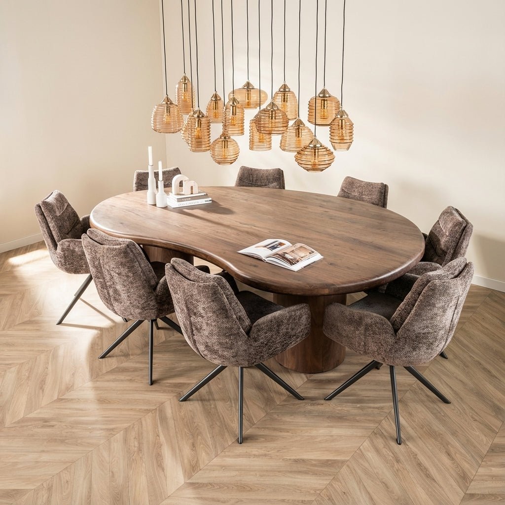 Tavolo da pranzo dalla forma organica Alo in legno di acacia marrone 240x160 cm foto suggestiva in interni moderni