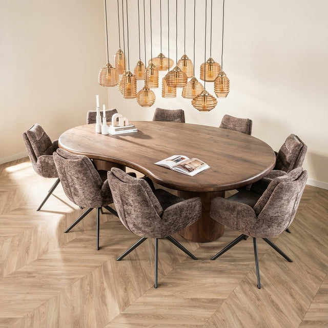 Tavolo da pranzo dalla forma organica Alo in legno di acacia marrone 240x160 cm foto suggestiva in interni moderni
