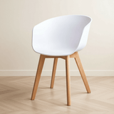 Sedia da pranzo scandinava Herning Bianca - Scocca in plastica - Gambe in legno di faggio Foto suggestiva in interni moderni