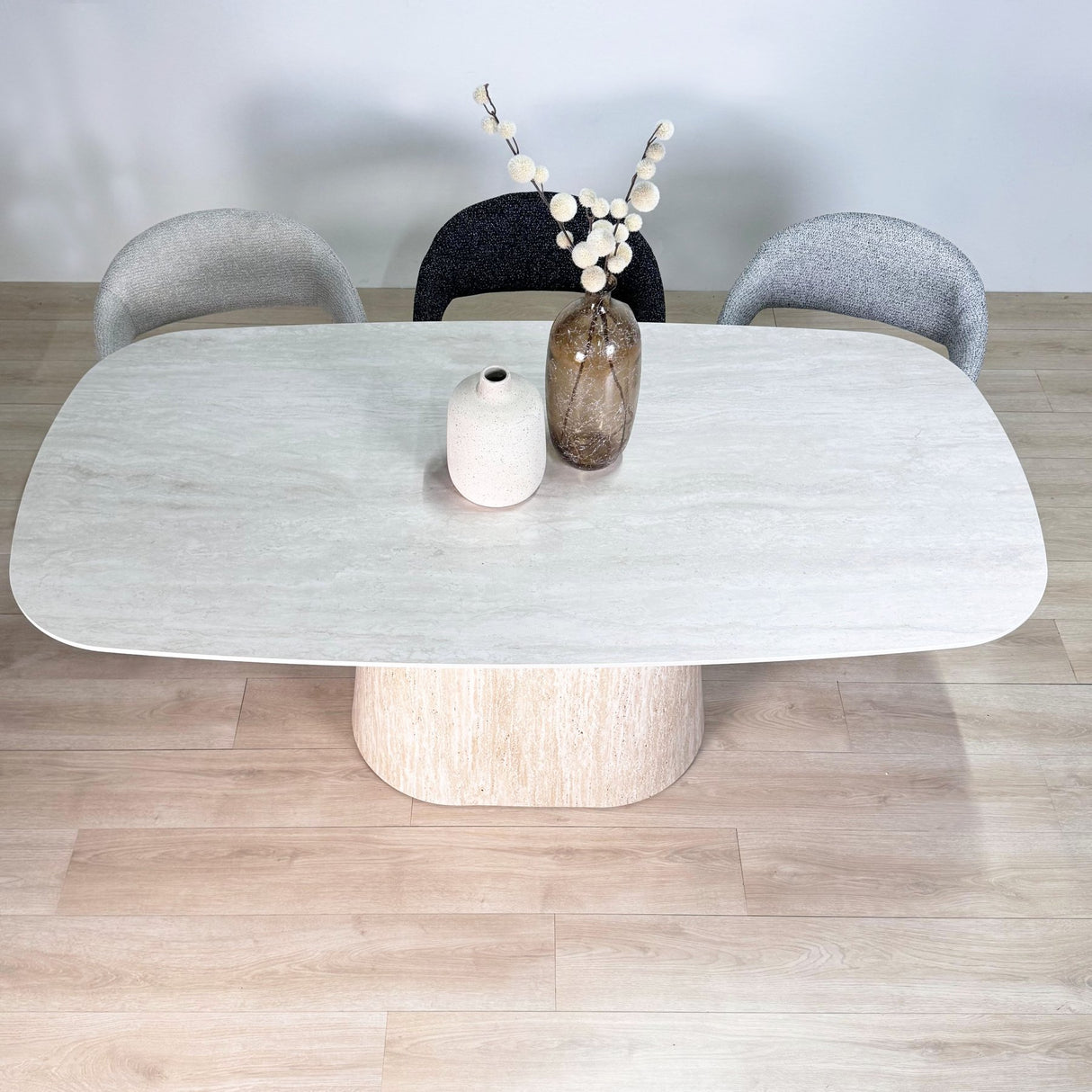 Meubelsets - Complete Meubelset: Lea Eettafel Sintered Stone Marmerlook Travertine - Eiken Frame + 4x Lisa Eetkamerstoelen Bouclé Zwart - Dimehouse