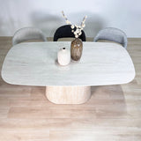 Meubelsets - Complete Meubelset: Lea Eettafel Sintered Stone Marmerlook Travertine - Eiken Frame + 4x Lisa Eetkamerstoelen Bouclé Zwart - Dimehouse