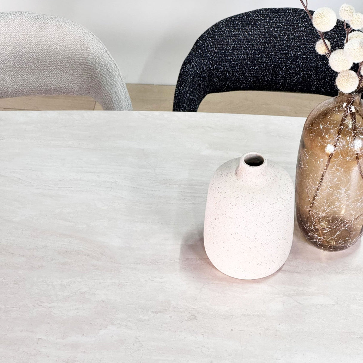 Meubelsets - Complete Meubelset: Lea Eettafel Sintered Stone Marmerlook Travertine - Eiken Frame + 4x Lisa Eetkamerstoelen Bouclé Zwart - Dimehouse