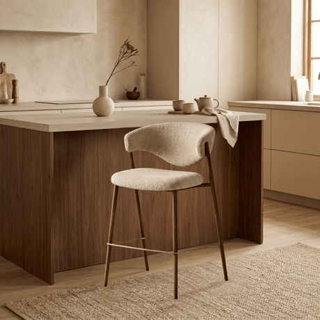 Sedia da bar color sabbia bouclé Kaito - struttura effetto noce - Japandi