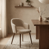 Sedia da pranzo Japandi color sabbia bouclé Aki - struttura in noce - con braccioli