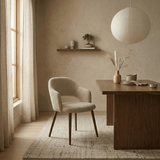 Sedia da pranzo Japandi color sabbia bouclé Aki - struttura in noce - con braccioli