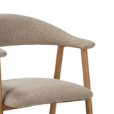 Sedia da sala da pranzo Japandi color sabbia Bouclé Suki - struttura effetto rovere - con braccioli