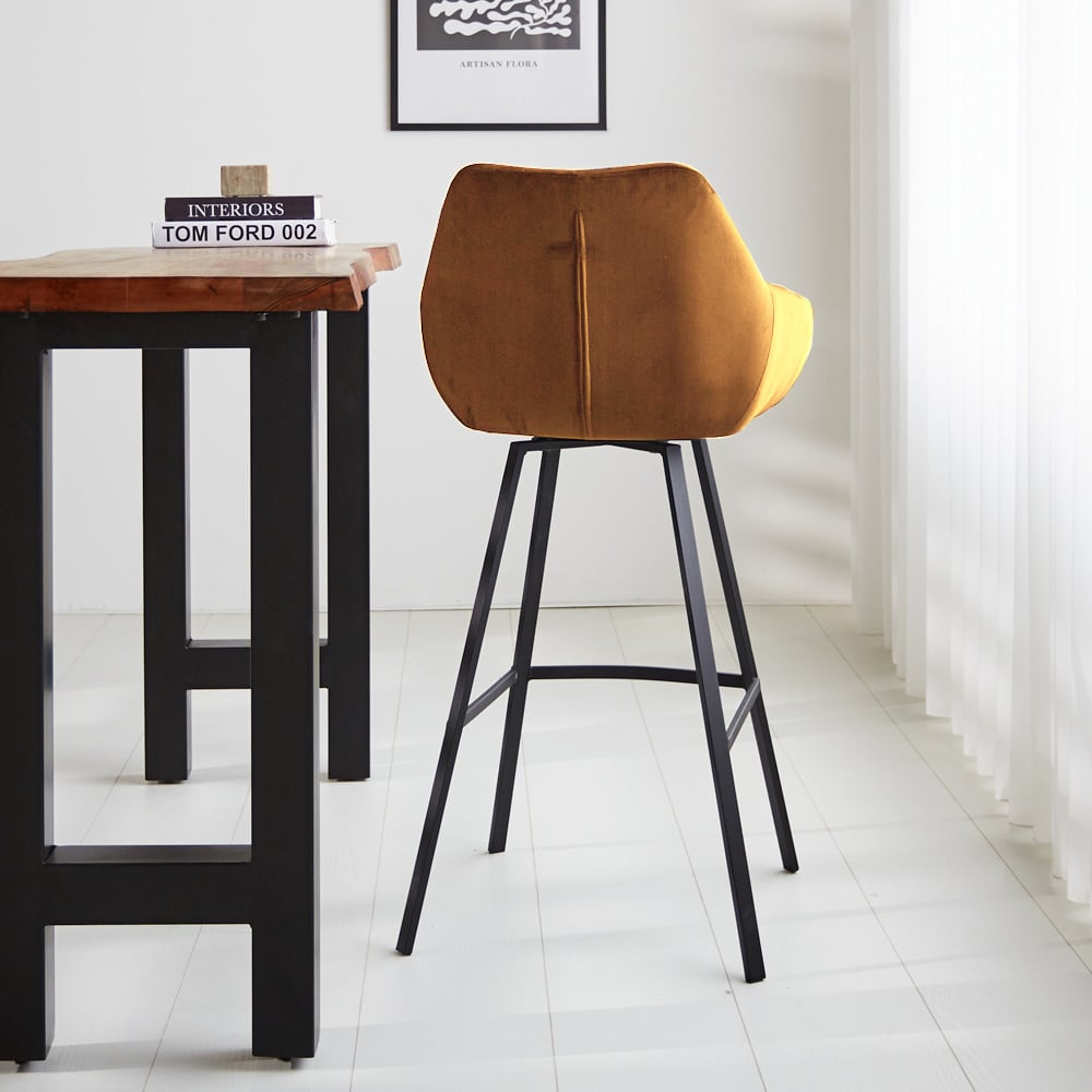 Sgabello da bar Elise Velluto Dimehouse Cognac LxPxH 95x59x57 Velluto Foto atmosferica diagonale vista posteriore