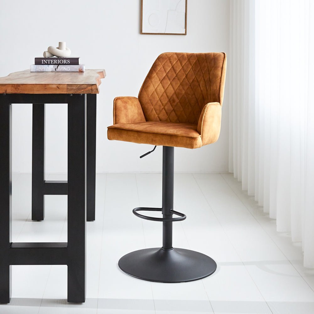 Sgabello da bar Novan velluto Dimehouse Cognac LxPxH 75x58x54 Tessuto Foto atmosferica diagonale vista frontale
