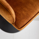 Sgabello da bar Novan velluto Dimehouse Cognac LxPxH 75x58x54 Tessuto Foto di dettaglio atmosferico