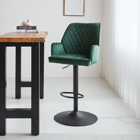 Sgabello da bar Novan velluto Dimehouse Verde LxPxH 75x58x54 Tessuto Foto atmosferica vista diagonale frontale