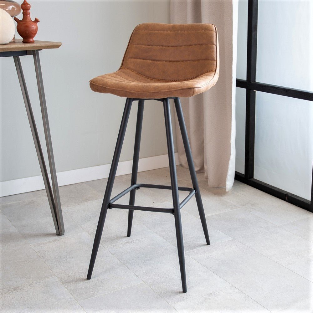 Sgabello da bar Kenton Dimehouse Cognac LxPxH 84x54x49 Microfibra Foto atmosferica diagonale vista frontale