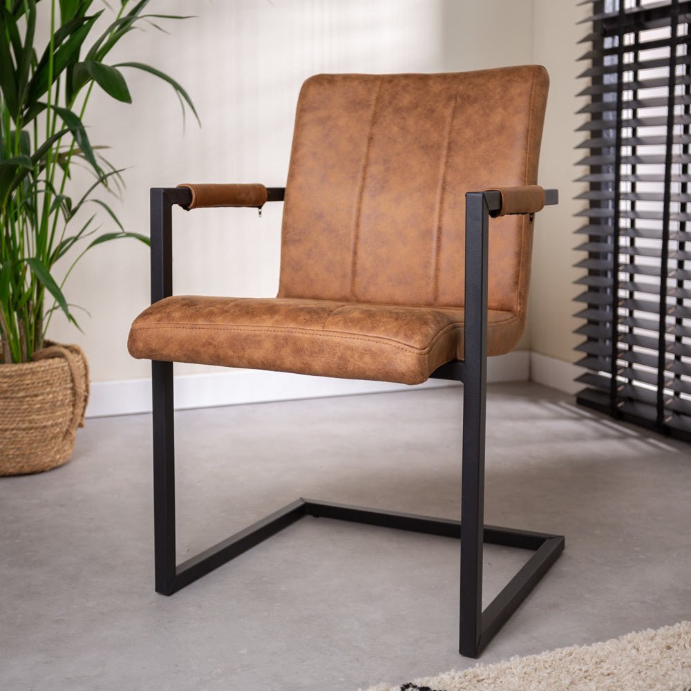 Sedia per sala da pranzo Jackson Dimehouse Cognac LxPxH 71x58x54 Tessuto Foto atmosferica vista diagonale frontale