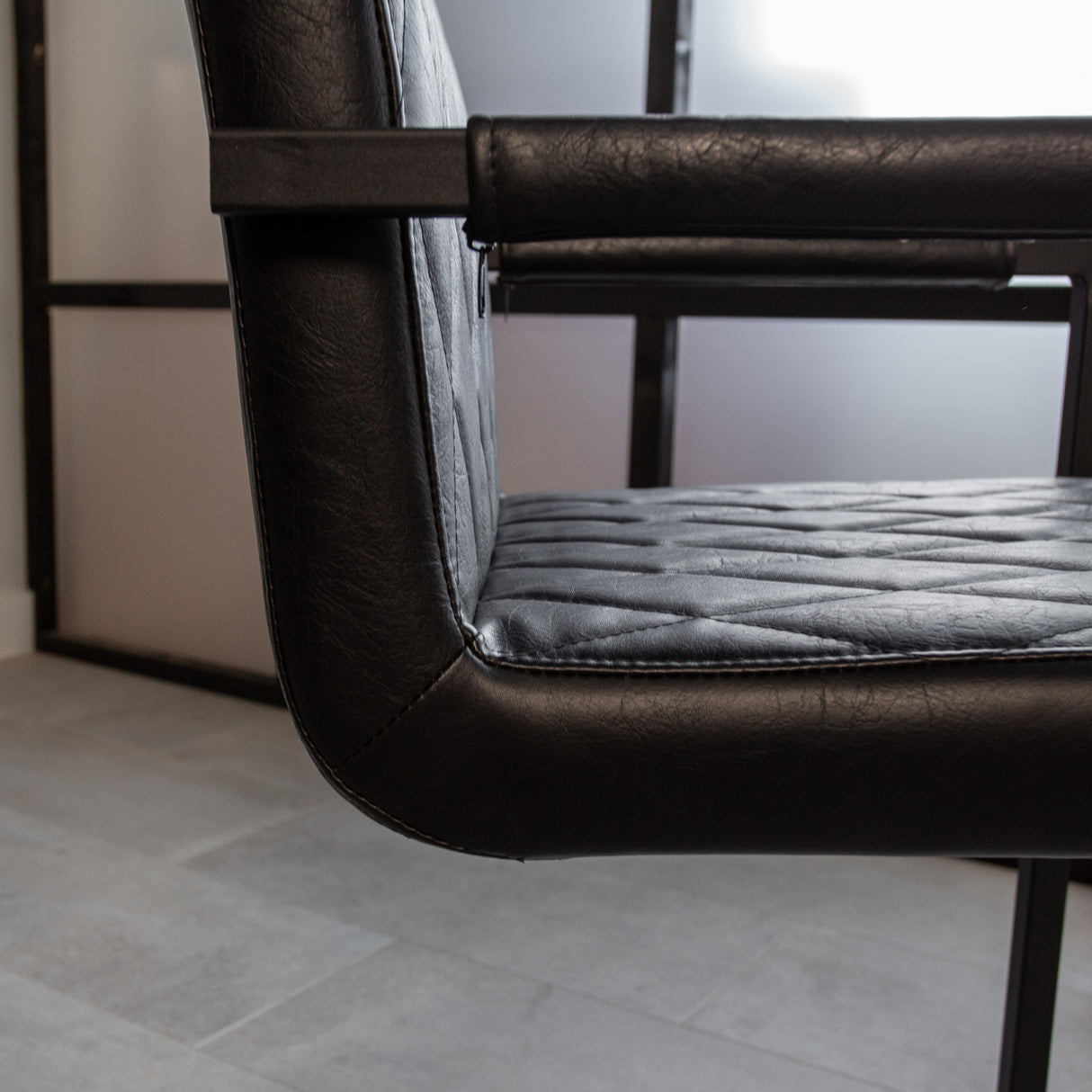 Sedia per sala da pranzo Ruben Dimehouse Nero LxWxH 71x59x58 Ecopelle Dettaglio fotografico atmosferico