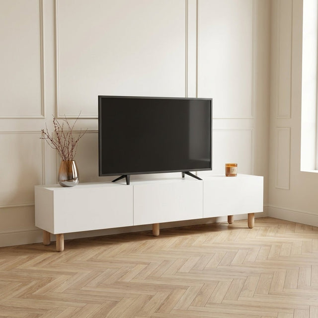 Mobile TV moderno Alvin bianco con gambe in legno 180 cm - AI restyle in interni minimalisti con pavimento a spina di pesce